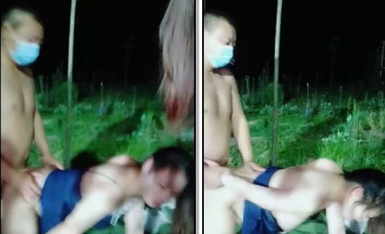 【深夜户外强奸闺蜜】，夏天到了，适合野外群P，两男两女淫乱聚会，小姐妹在空旷田野肆意狂叫