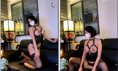极品反差婊美熟女 吊钟大奶子客厅秀身材 黑丝肉感这身材让人欲仙欲死.