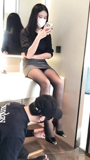 足拍攝影大神【東坡先生原創】素人大學生學妹，足交，有對白，黑絲，一開始有些拘謹 (1)