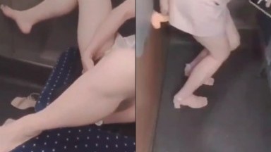 国产露出姬 挑战极限高铁上自慰